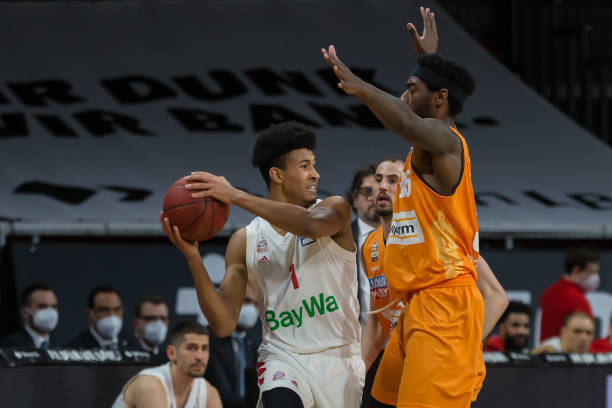 下与他保持 下与他保持